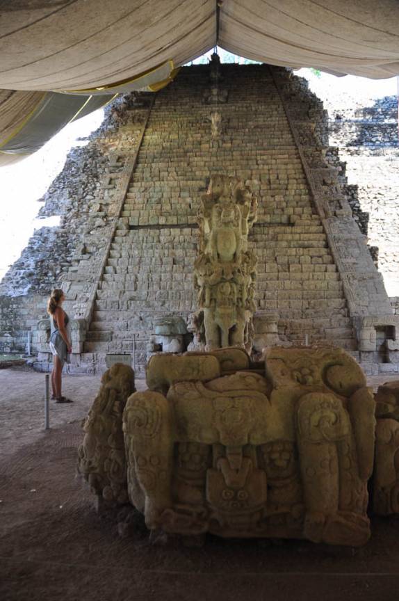 A famosa 'escalinata hieroglifa', protegida por um grande toldo, nas ruínas mayas de Copán, em Honduras